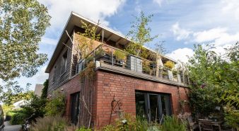 Immobilie Moorrege - Energieeffizientes Wohnen in naturnaher Umgebung - individuelle Immobilie mit Einliegerwohnung zu verkaufen!