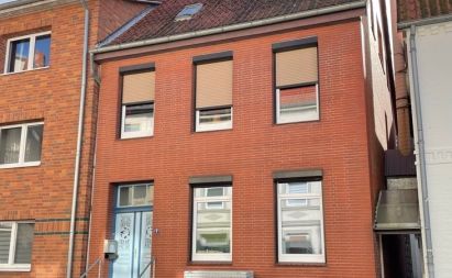 Mitten in der Ratzeburger Innenstadt auf der Insel: Vermietetes Zweifamilienhaus mit Garage