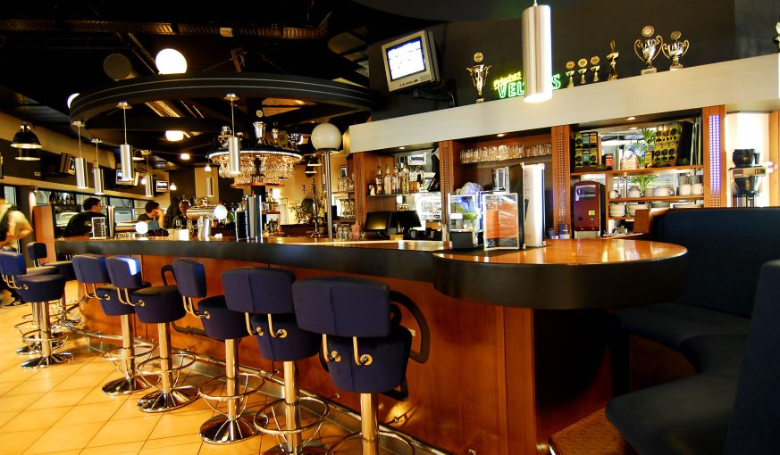 Fachgespräche an der Bar